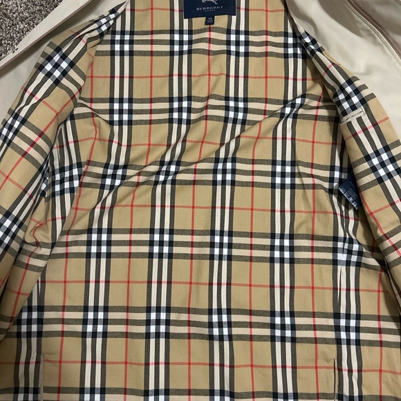 Burberry Classic Beige Men's rain Coat - Picture 6 of 7